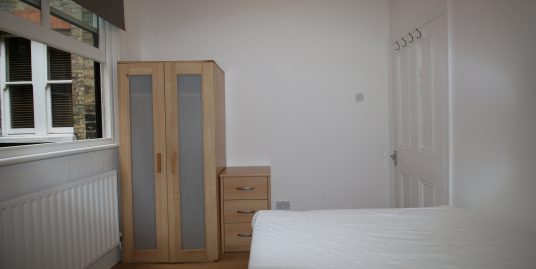 Double Room Available to Share in Shepherds Bush
