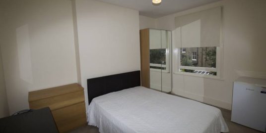 Double room available near in Shepherd Bush Market Station